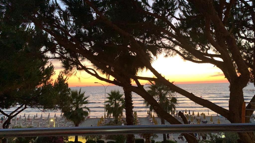 Mali I Robit Beachfront Apartment Golem (Tirana) Exterior foto